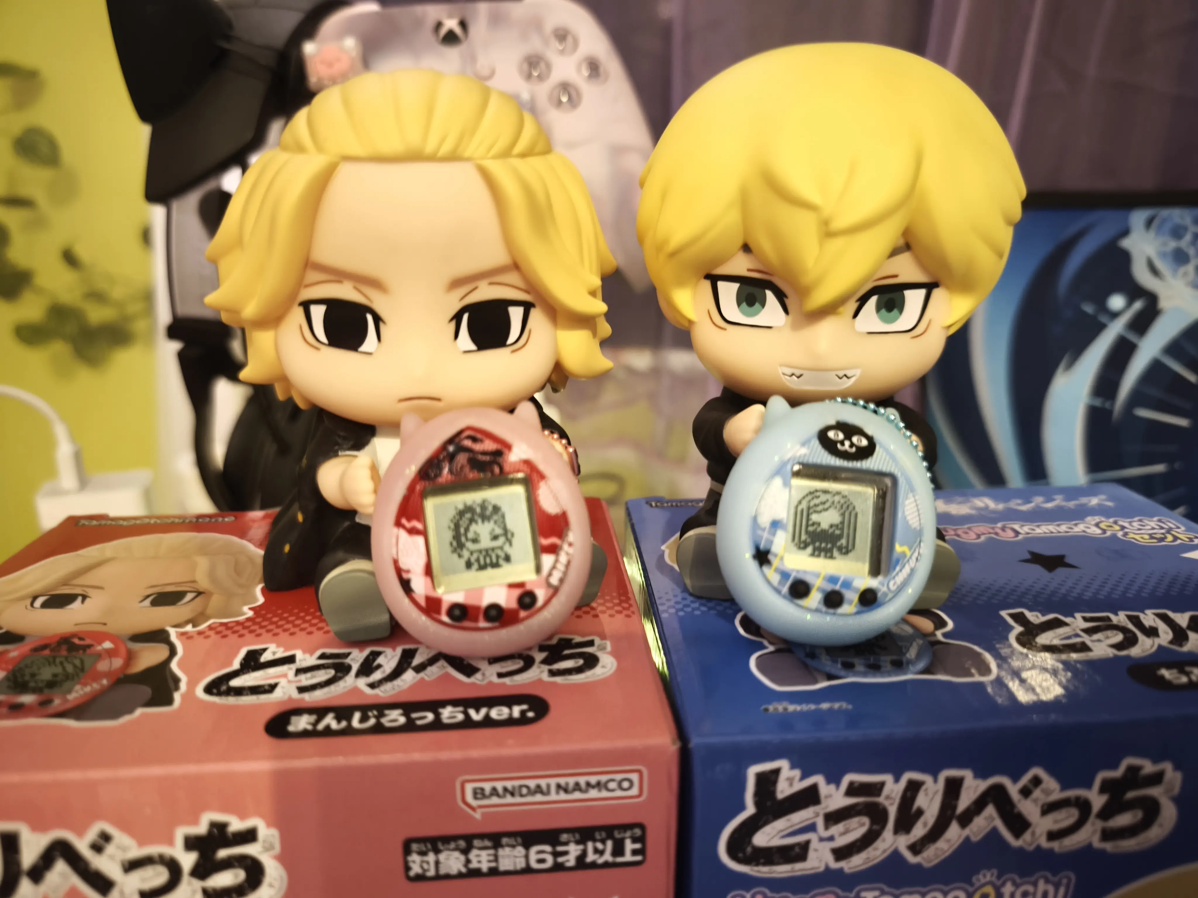 Tokyo Revengers Hugmy Tamagotchi + podpůrná figurka Chifuyu fotografii produktu