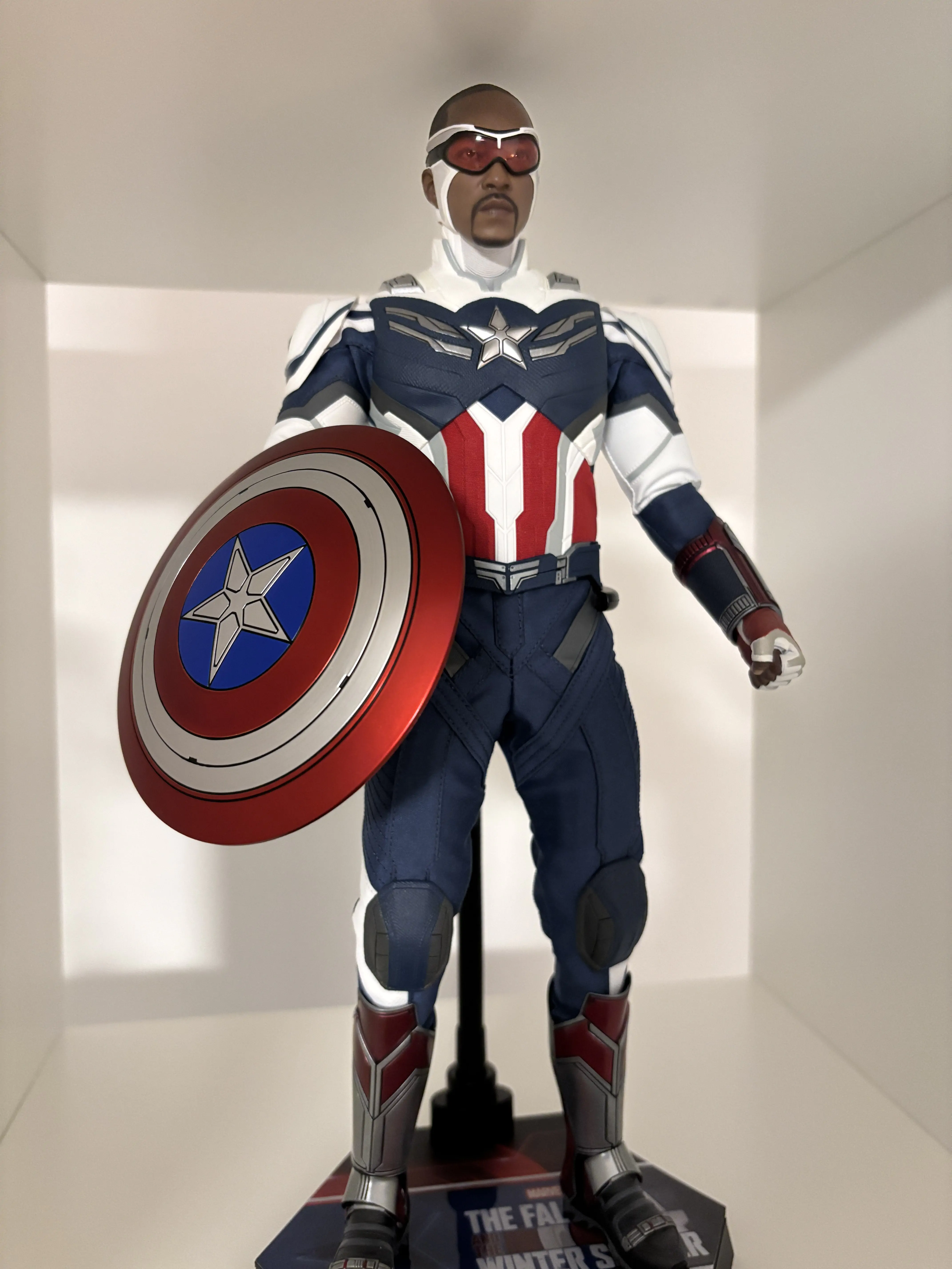 Akční figurka The Falcon and The Winter Soldier 1/6 Captain America 30 cm fotografii produktu