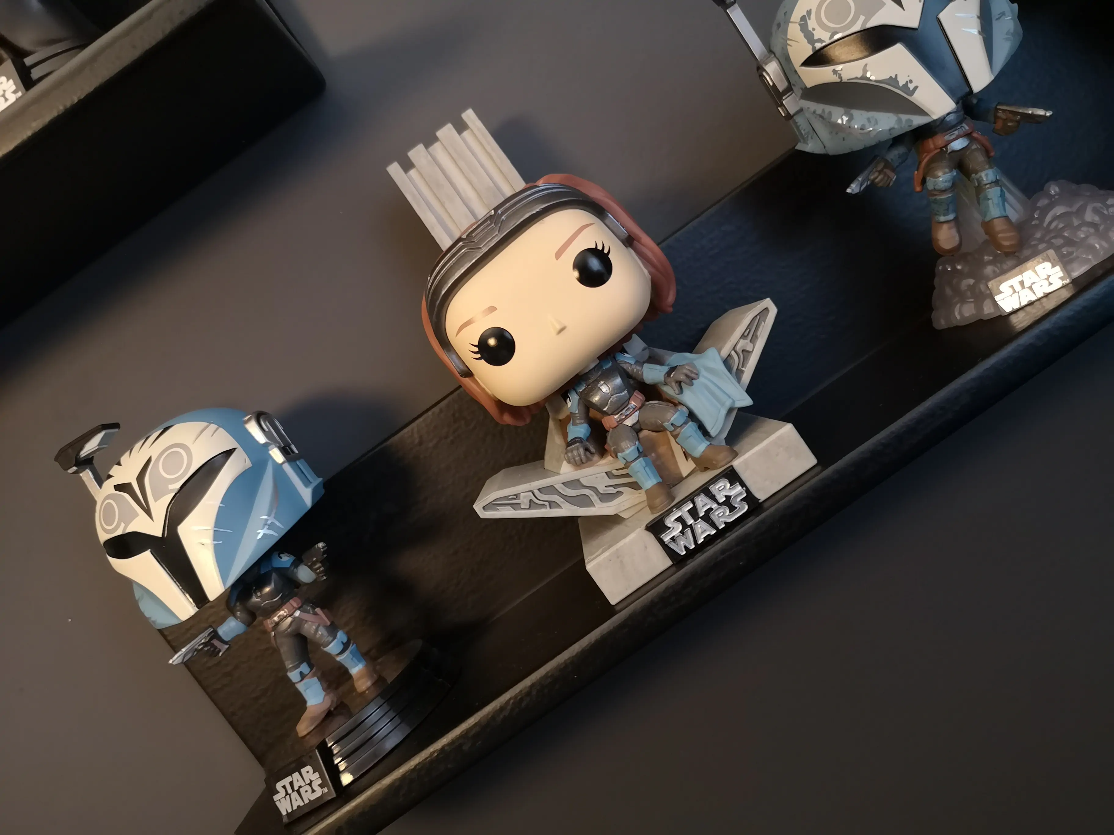 Star Wars: The Mandalorian POP! Deluxe vinylová figurka Bo Katan s trůnem 9 cm fotografii produktu