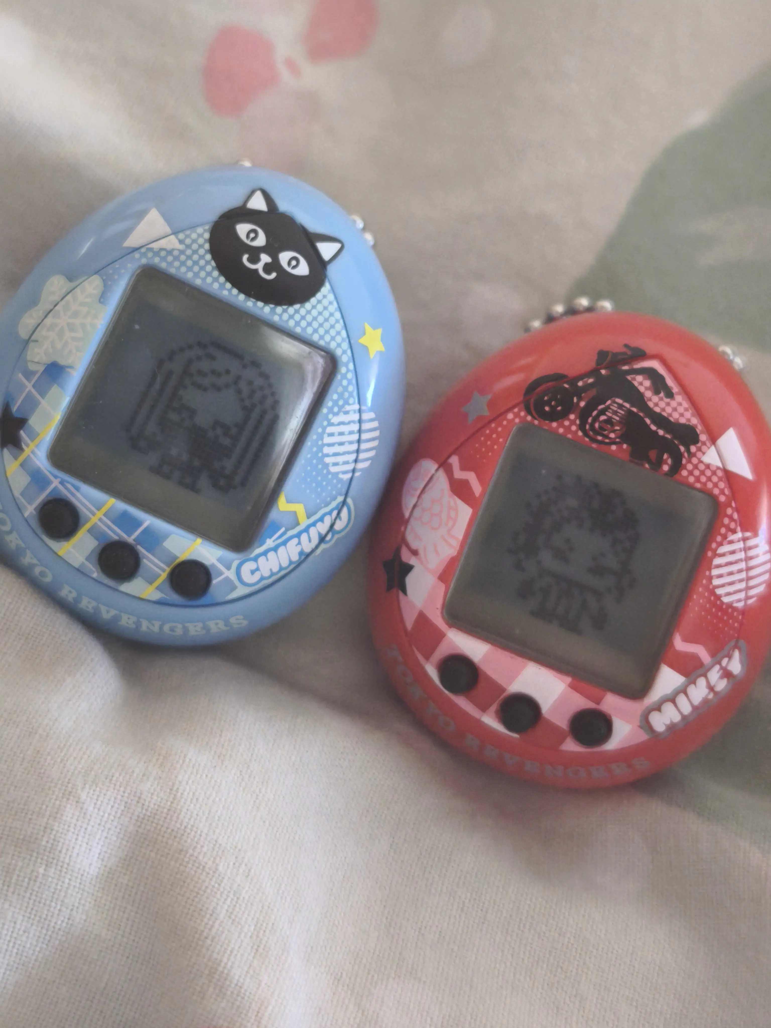 Tokyo Revengers Hugmy Tamagotchi + podpůrná figurka Chifuyu fotografii produktu