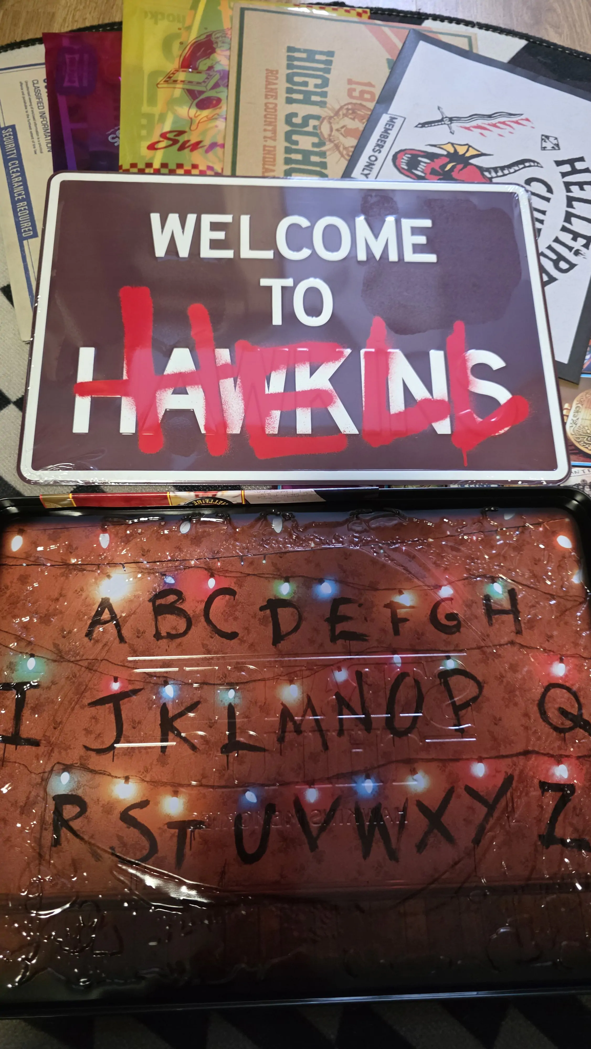 Stranger Things Hawkins Memories Kit Vecna´s Course Limited Edition Pamětní Sada fotografii produktu