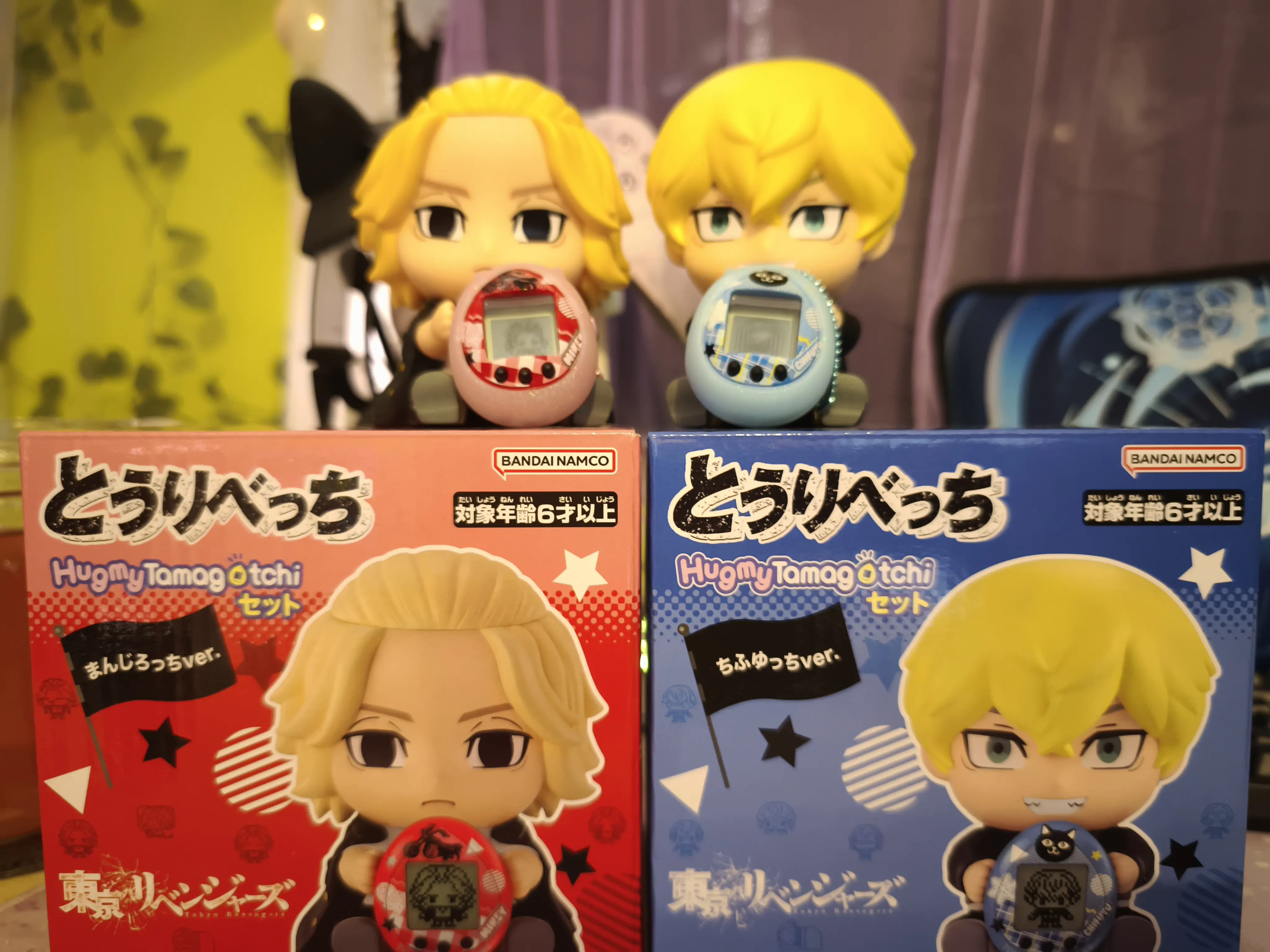 Tokyo Revengers Hugmy Tamagotchi + podpůrná figurka Chifuyu fotografii produktu