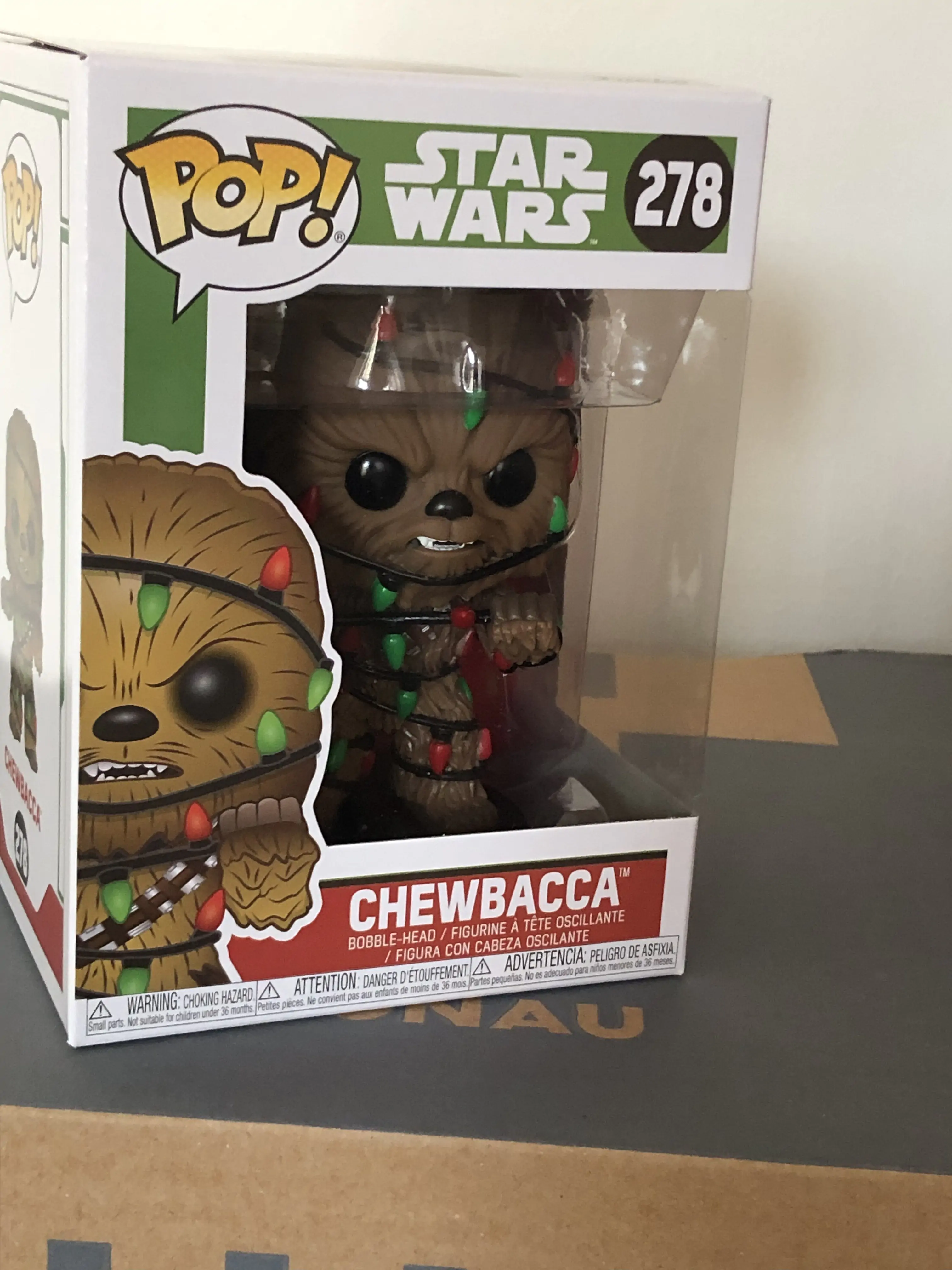 POP figurka Star Wars Holiday Chewie se světly fotografii produktu