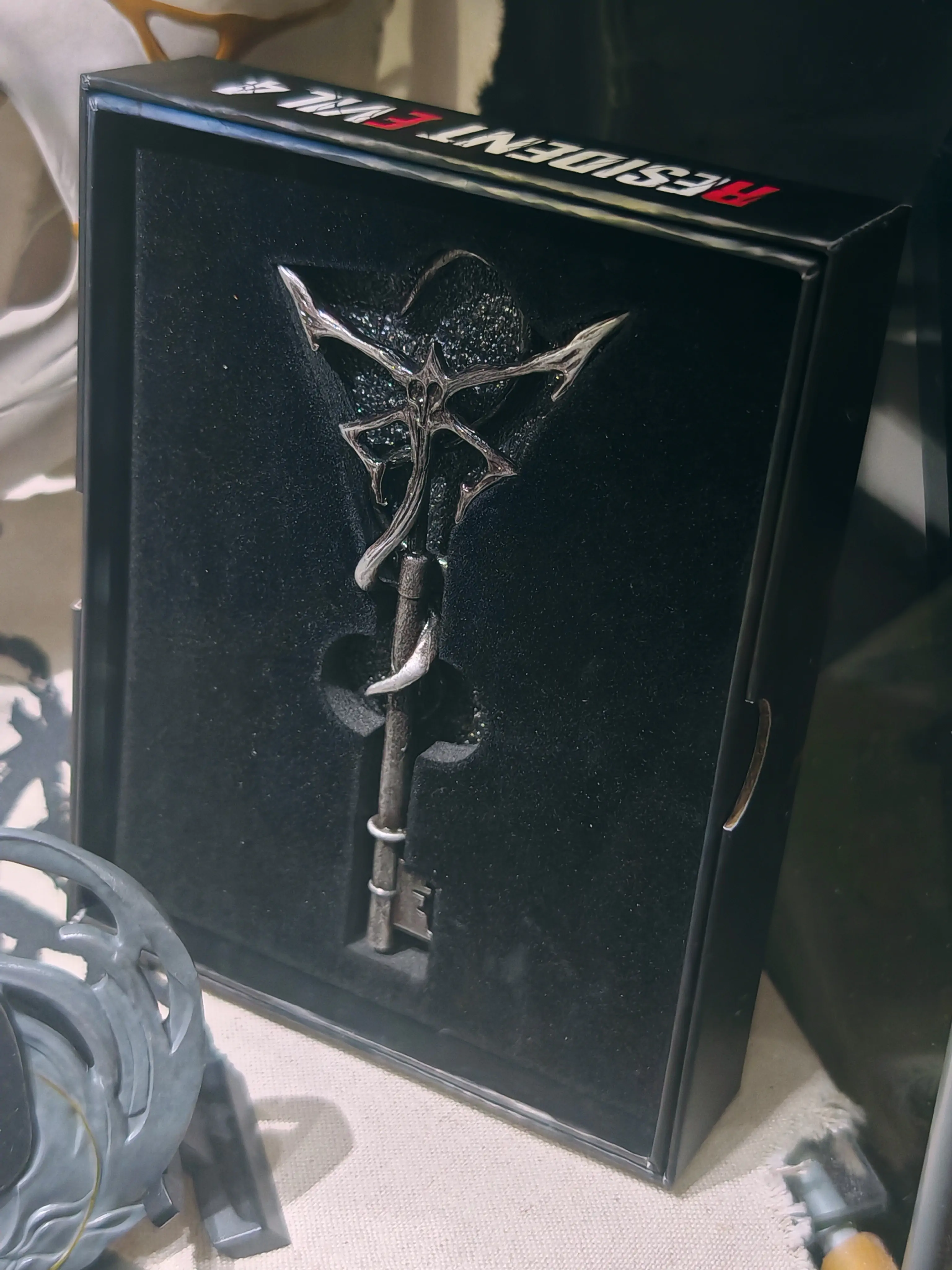 Resident Evil 4 Replica 1/1 Insignia Klíč – replika fotografii produktu