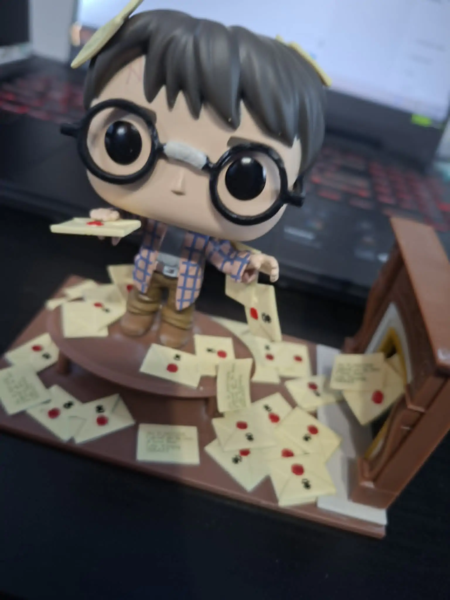POP figurka Deluxe Harry Potter výroční Harry Potter s dopisy z Bradavic Exclusive fotografii produktu