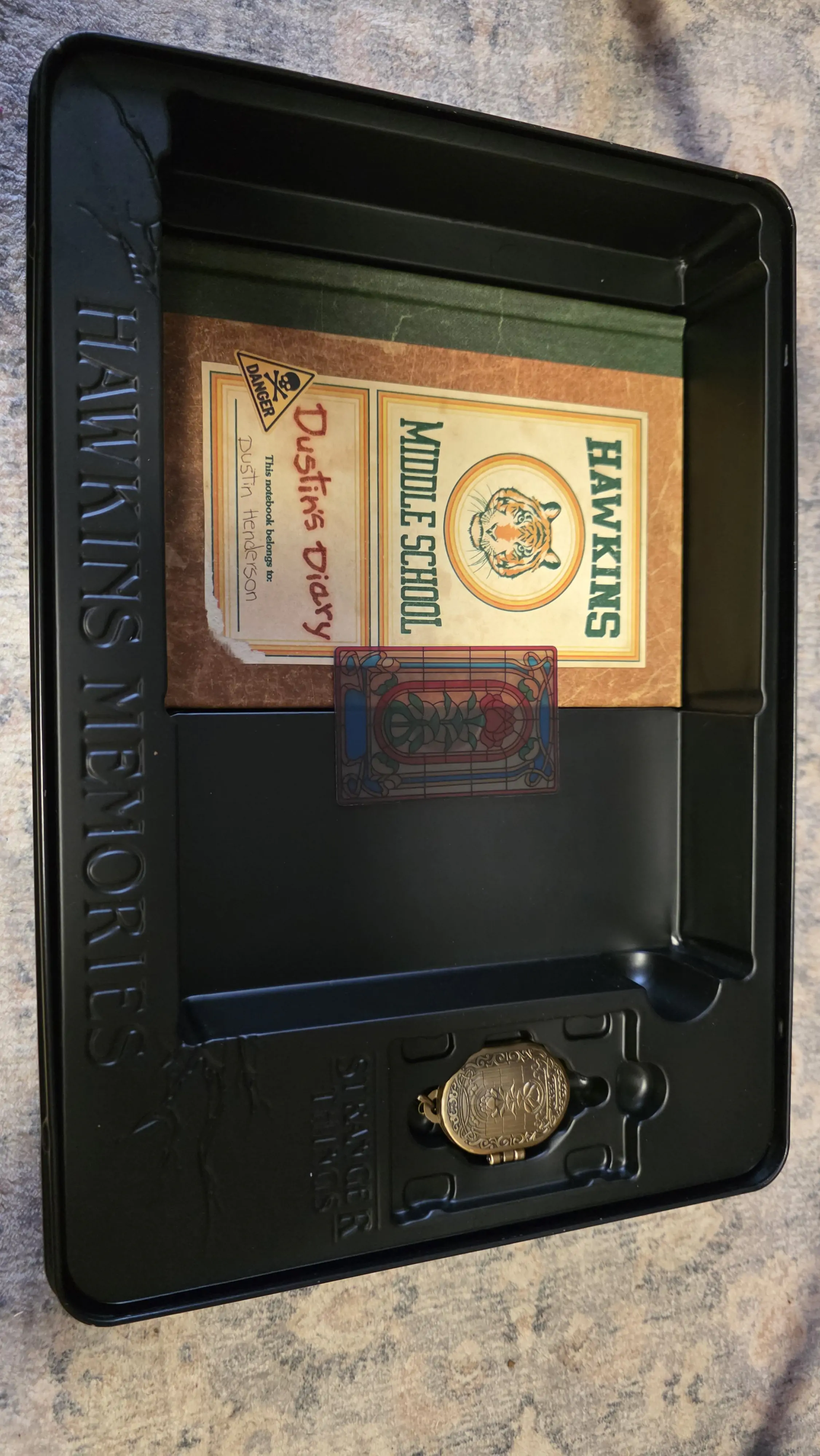 Stranger Things Hawkins Memories Kit Vecna´s Course Limited Edition Pamětní Sada fotografii produktu