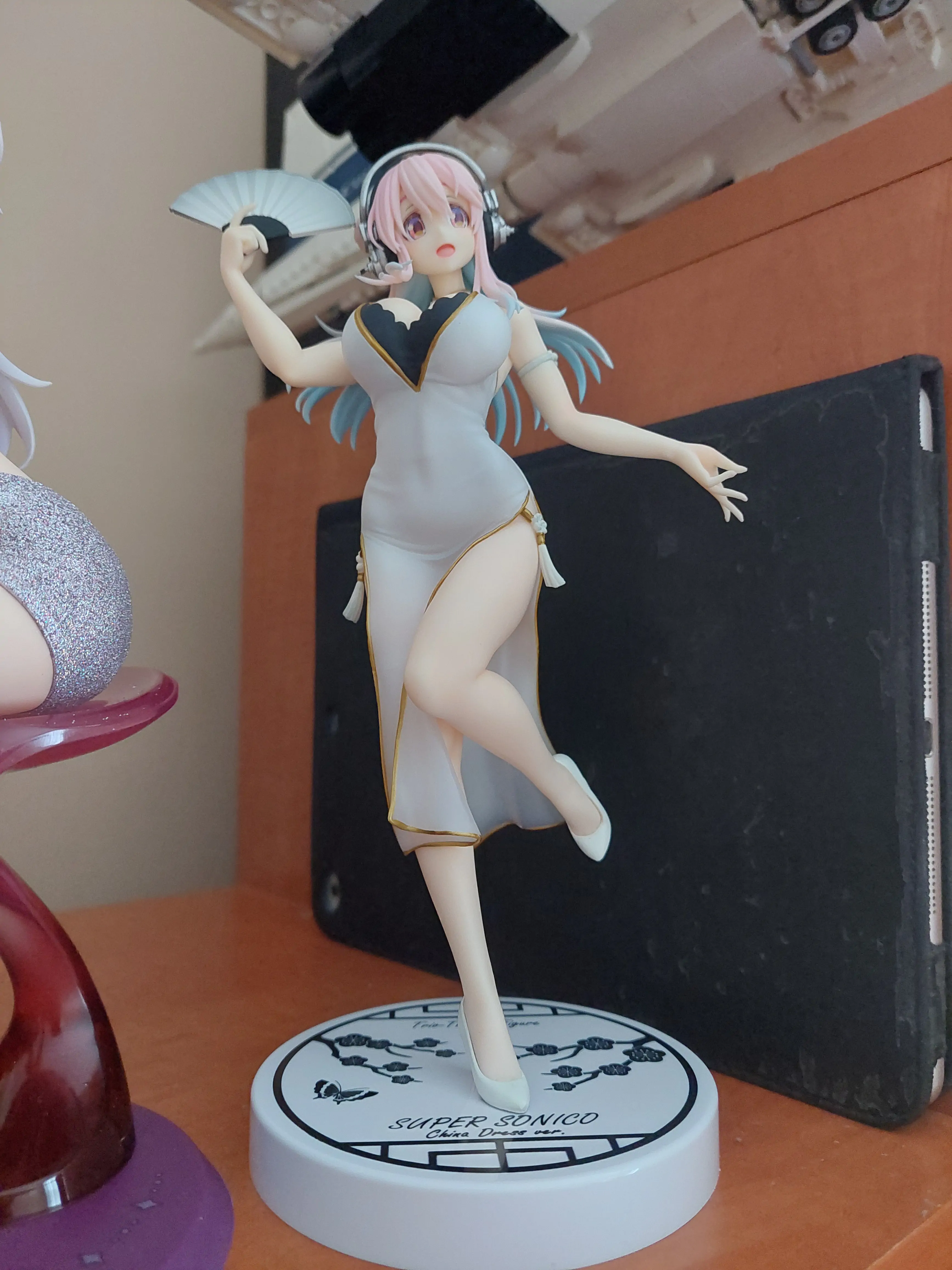 Super Sonico Trio-Try-iT PVC Socha White China Dress Ver. 21 cm fotografii produktu