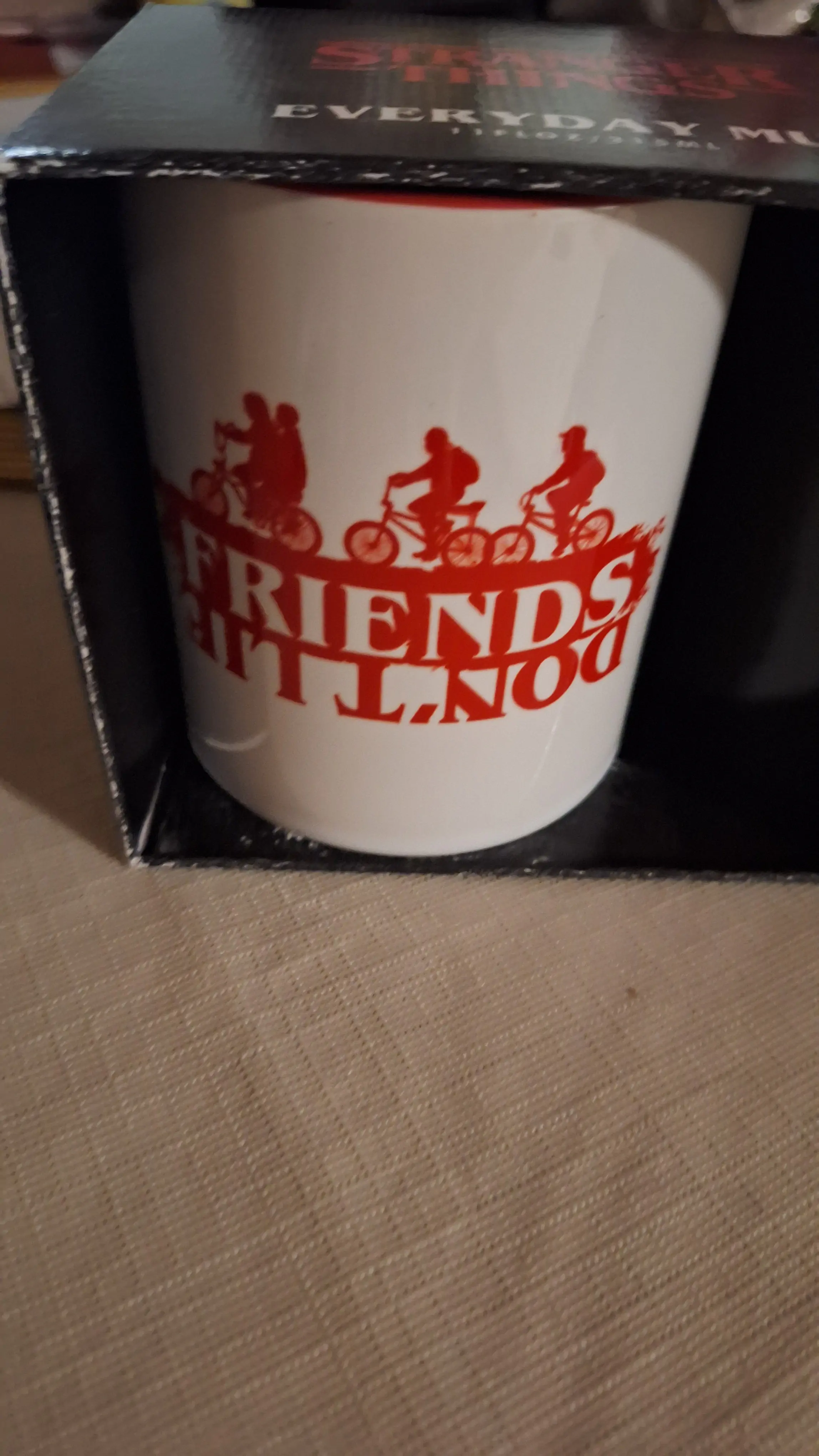 Stranger Things Friends Dont Lie hrnek fotografii produktu