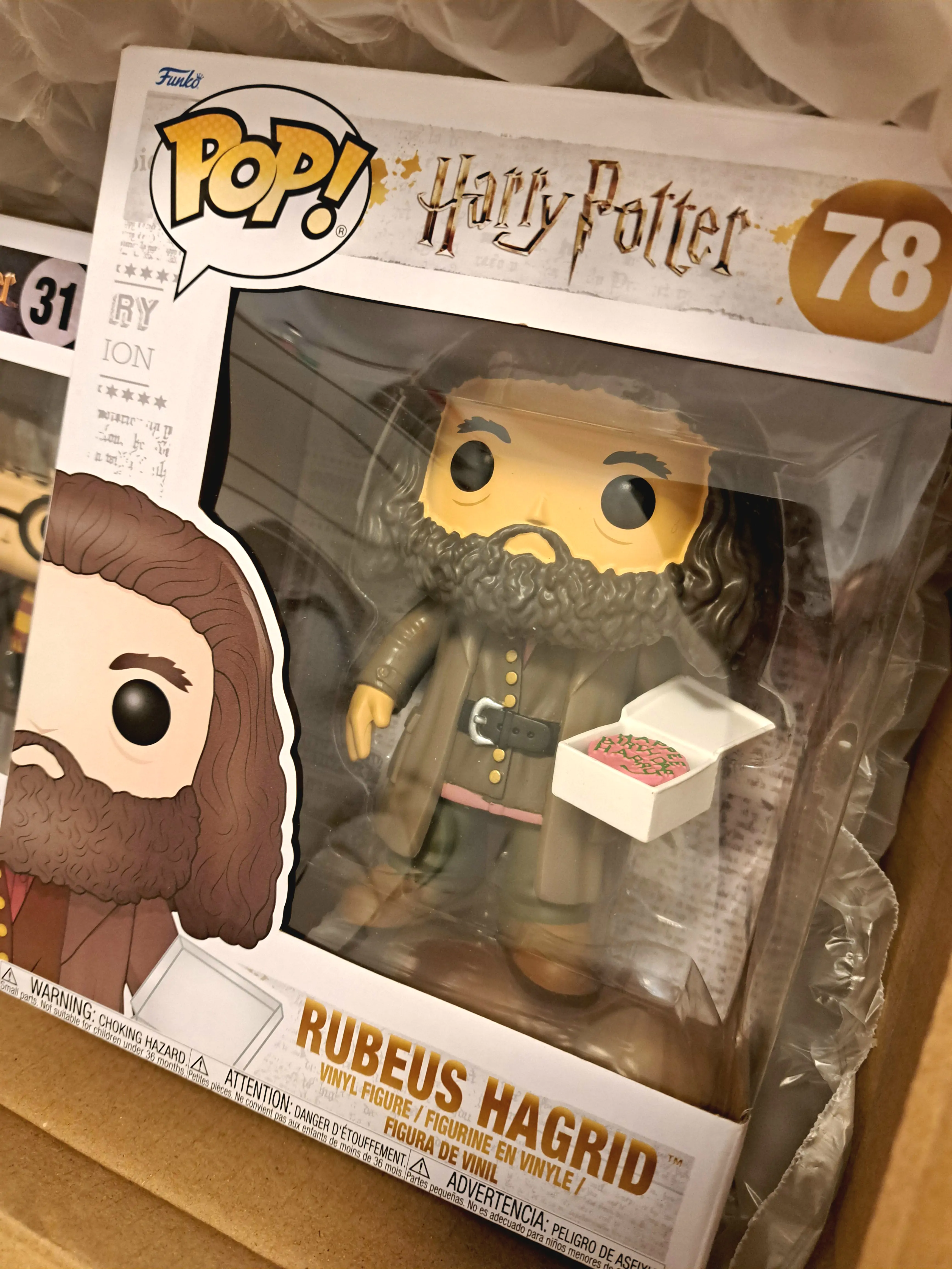 Harry Potter Super Sized POP! Movies Vinyl Figure Hagrid s dortem 14 cm figurka fotografii produktu