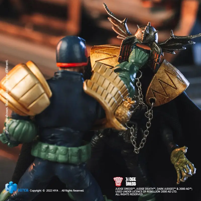 2000 AD Exquisite Mini akční figurka 1/18 Judge Dredd Gaze Into The Fist of Dredd 10 cm fotografii produktu