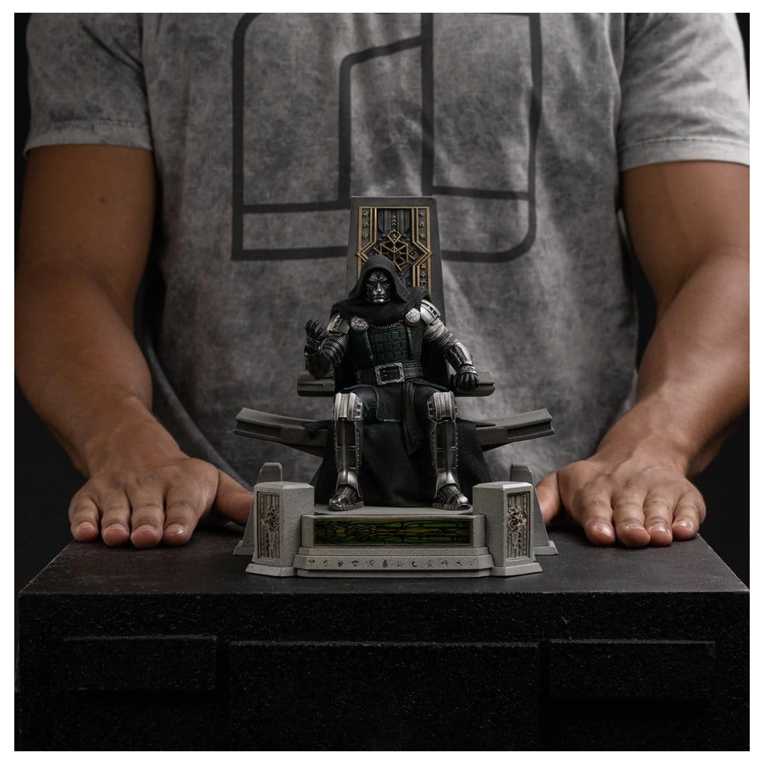 Avengers: Doomsday Art Scale Statue 1/10 Doctor Doom on Throne 22 cm fotografii produktu
