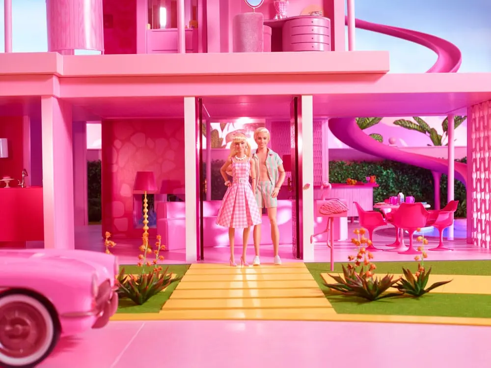 Barbie The Movie Panenka Barbie v růžových kostkovaných šatech fotografii produktu