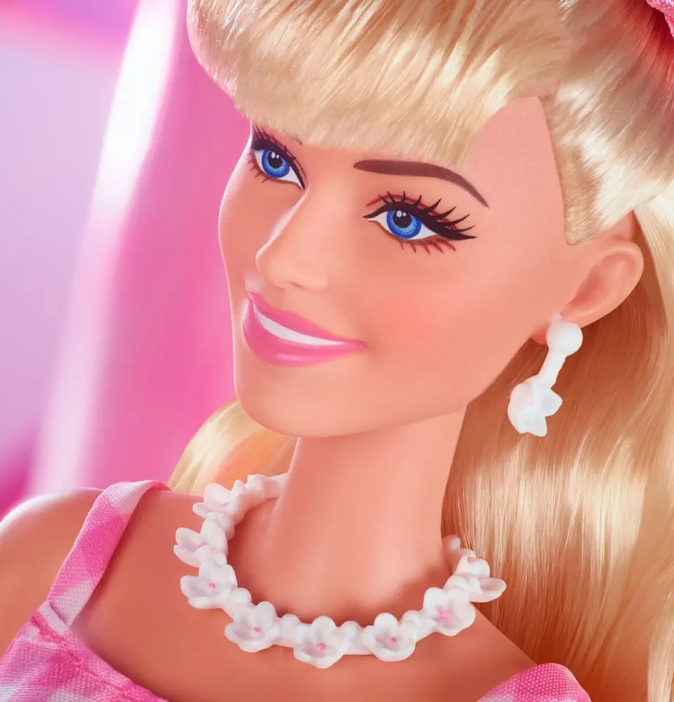 Barbie The Movie Panenka Barbie v růžových kostkovaných šatech fotografii produktu