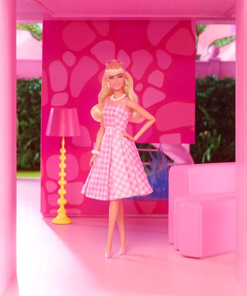 Barbie The Movie Panenka Barbie v růžových kostkovaných šatech fotografii produktu