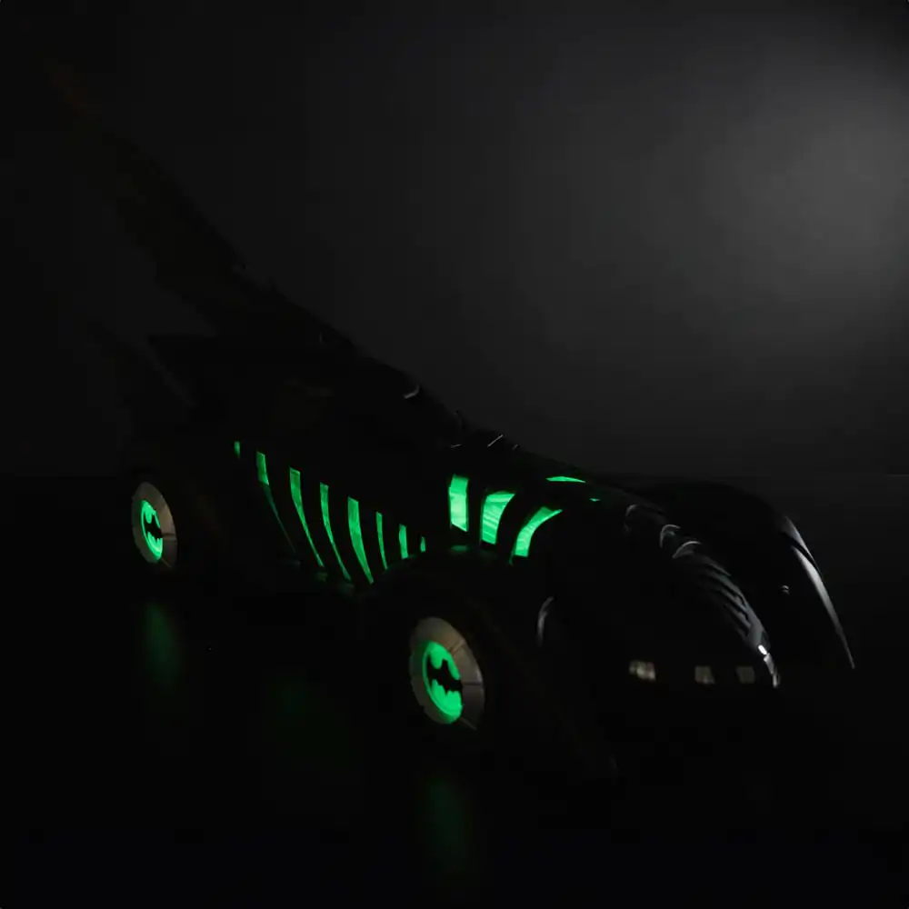 Batman Forever DC Multiverse Vozidlo Batmobil Svítící ve tmě Edice (Gold Label) 79 cm fotografii produktu