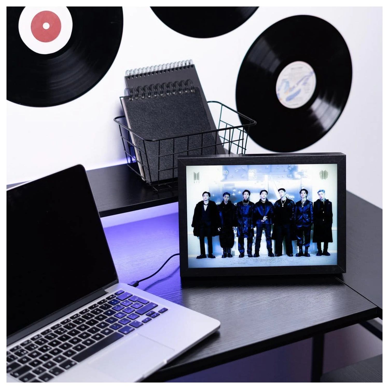 BTS zarámovaný LED tisk fotografii produktu