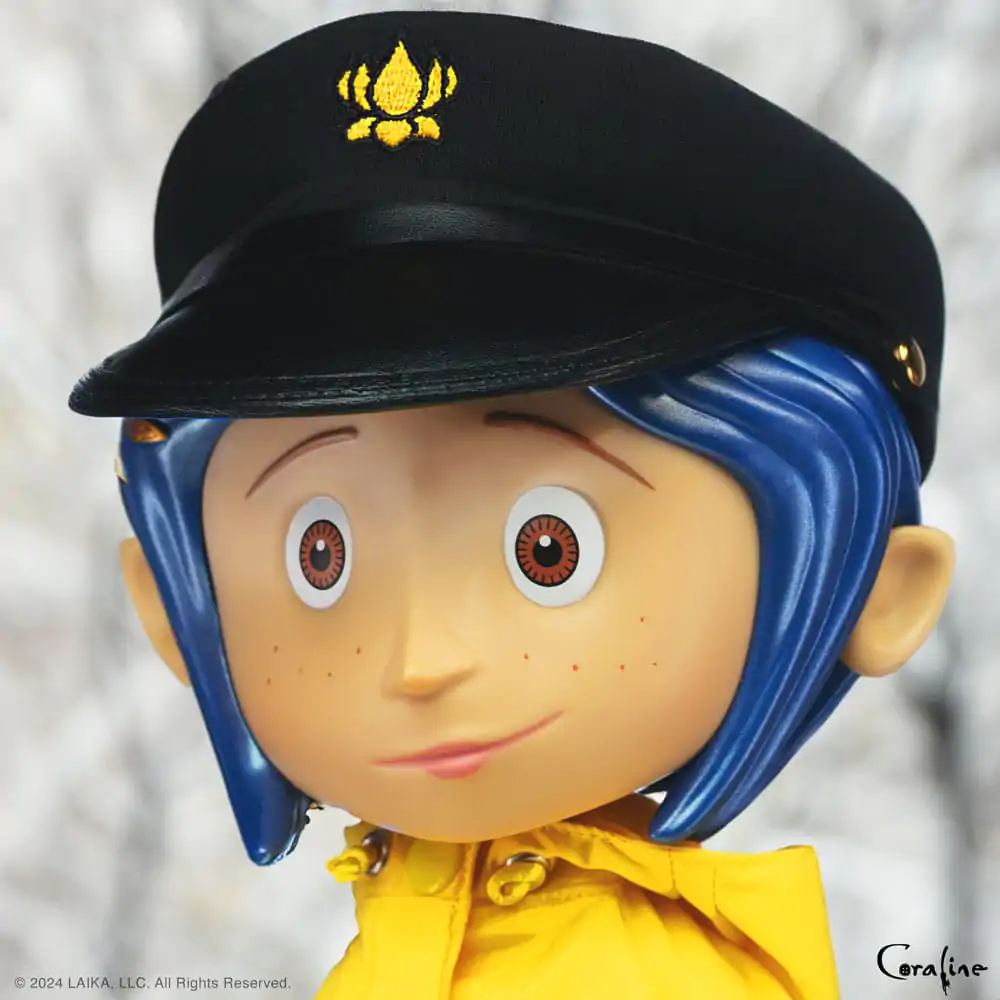 Coraline Supersize Vinyl Akční figurka Coraline s kloboukem (Knoflíkové oči) 40 cm fotografii produktu