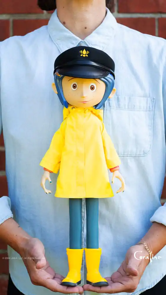 Coraline Supersize Vinyl Akční figurka Coraline s kloboukem (Knoflíkové oči) 40 cm fotografii produktu