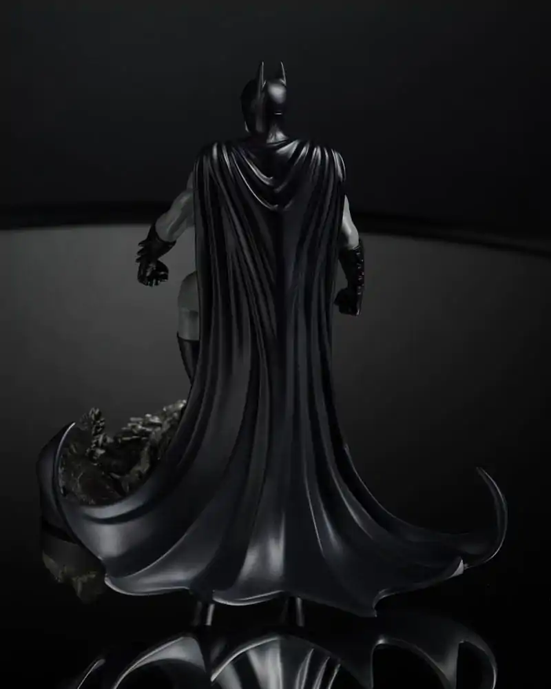 DC Direct Statue 1/10 Batman od Bjorna Barendse (Black White) 18 cm soška fotografii produktu