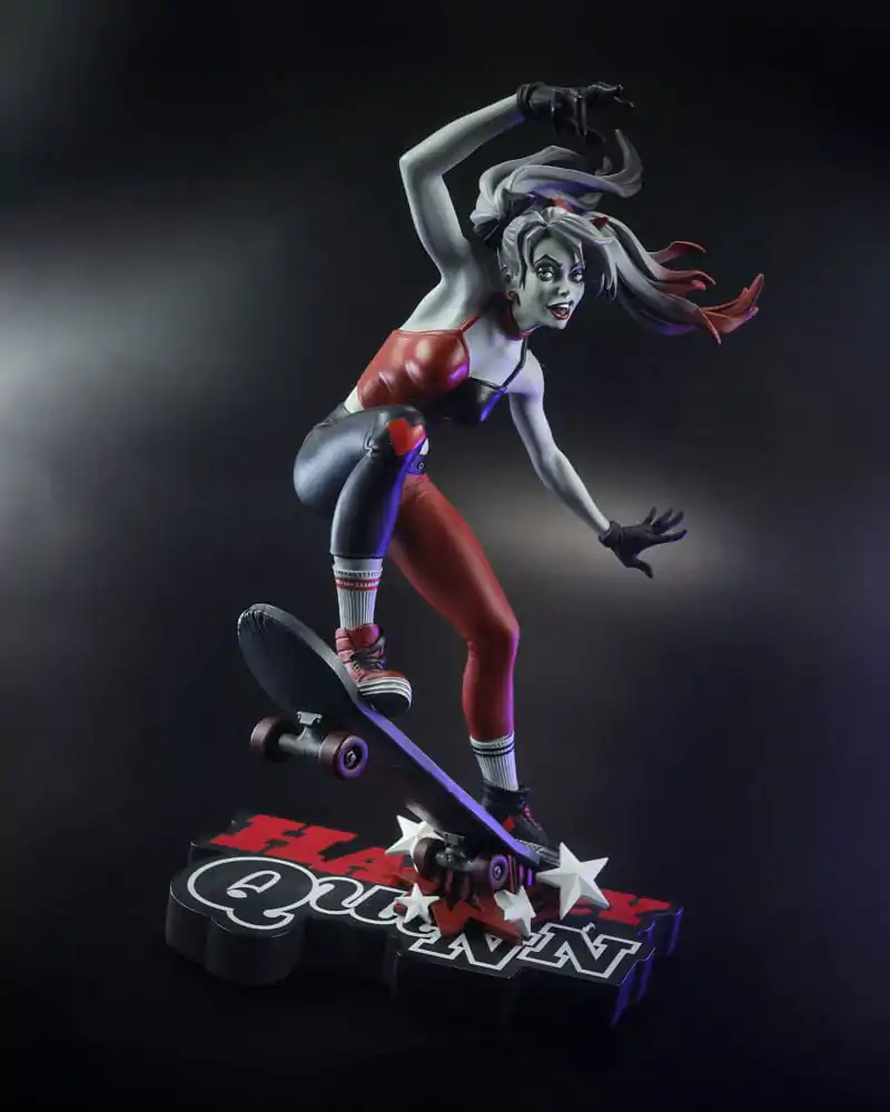 DC Direct Harley Quinn: Red, White & Black Socha 1/10 Harley Quinn od Ivana Tao 20 cm fotografii produktu