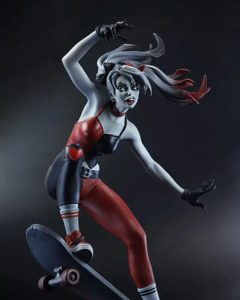 DC Direct Harley Quinn: Red, White & Black Socha 1/10 Harley Quinn od Ivana Tao 20 cm fotografii produktu