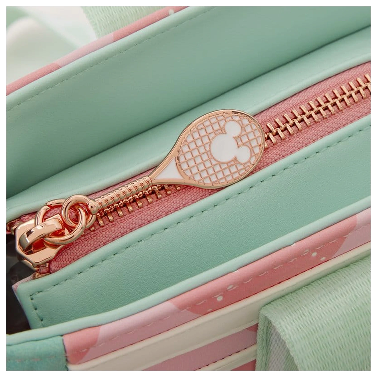 Disney by Loungefly Crossbody taška s pouzdrem na mince Mickey&Friends Tennis fotografii produktu