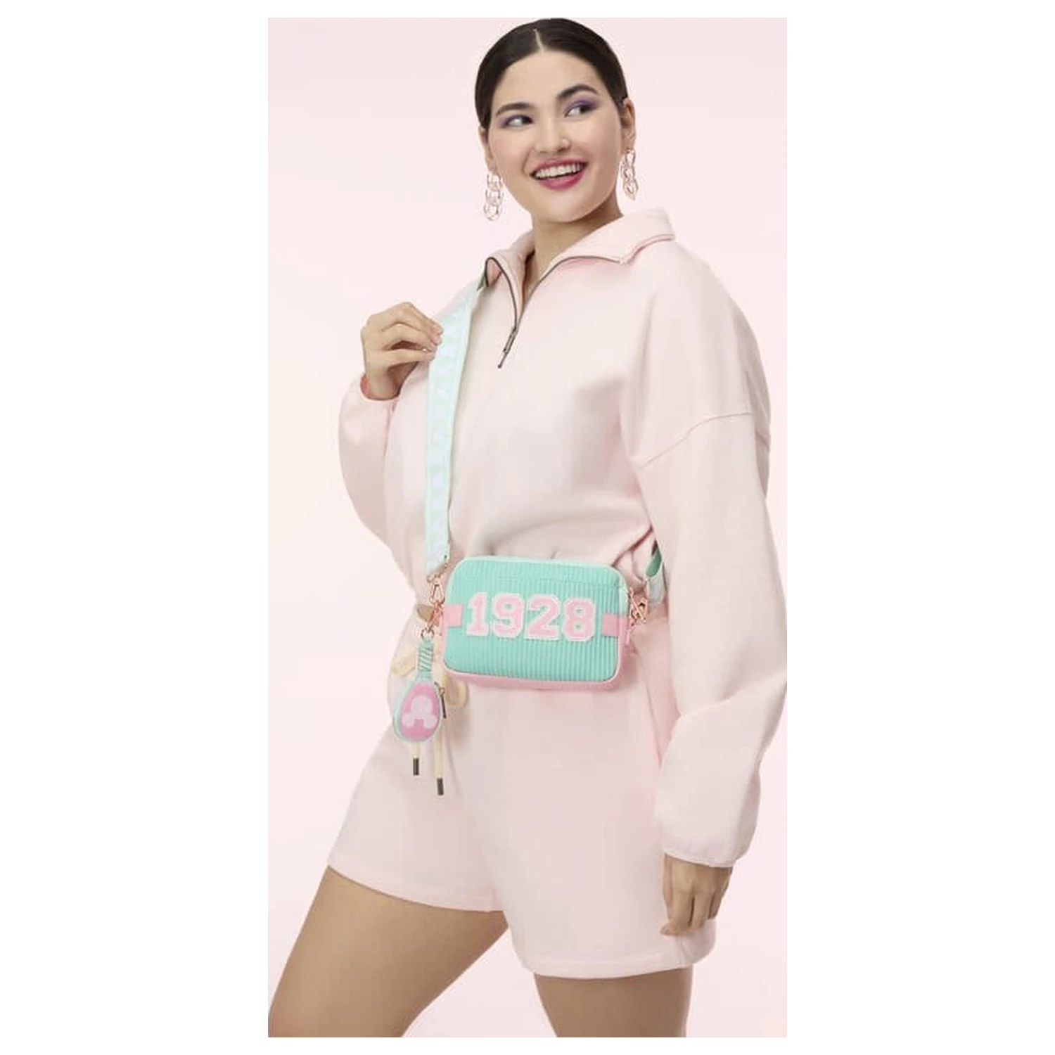 Disney by Loungefly Sling Bag s Coin Purse Mickey & Friends Tennis fotografii produktu