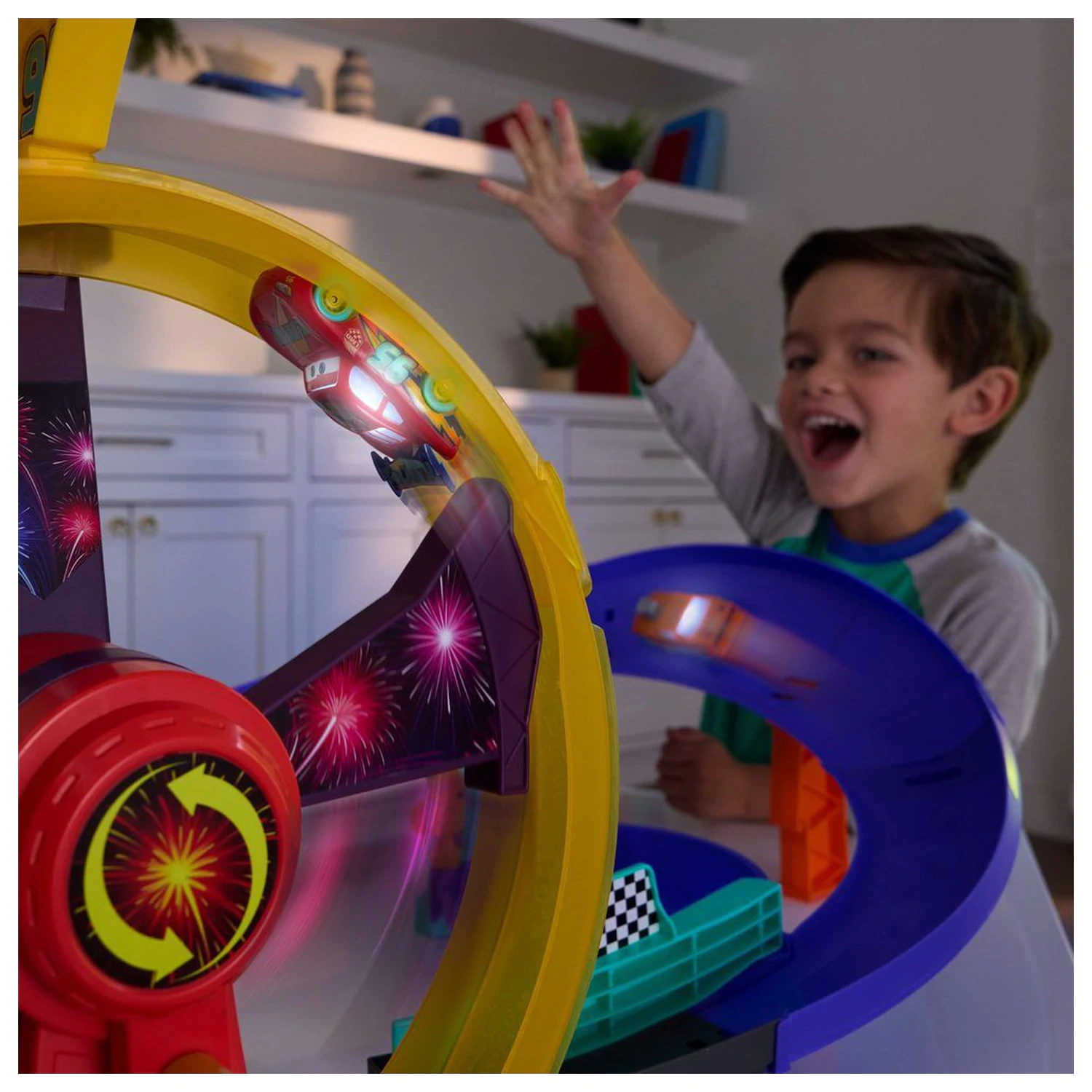 Disney Pixar Cars Lightning McQueen závodní dráha set fotografii produktu
