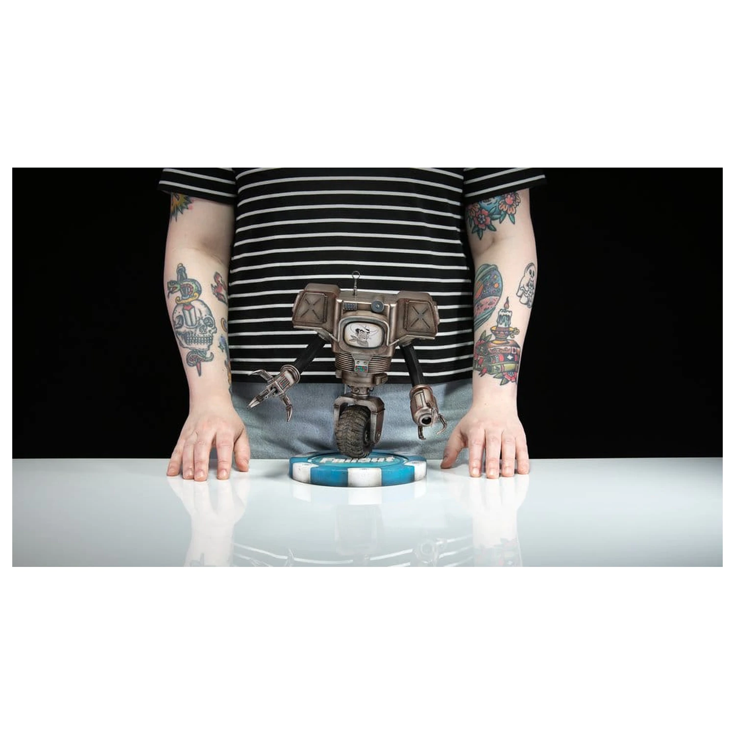 Fallout (Amazon) PVC figurka Victor the Securitron 25 cm fotografii produktu
