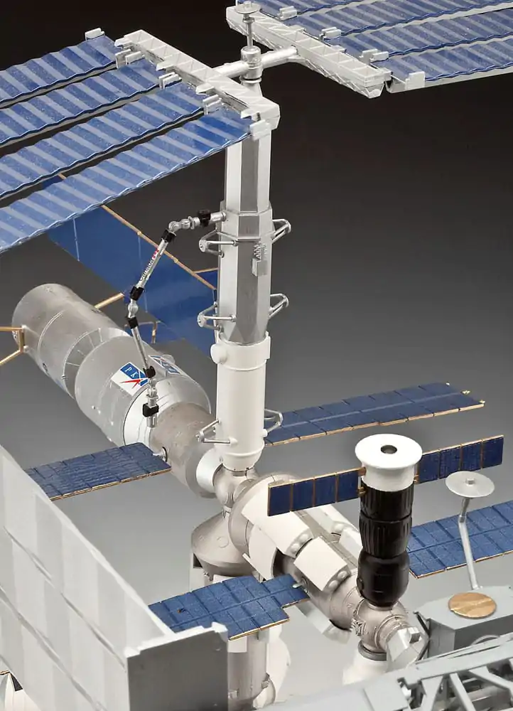 Dárková sada modelu Mezinárodní vesmírné stanice ISS 1/144 25. výročí Platinová edice 74 cm fotografii produktu
