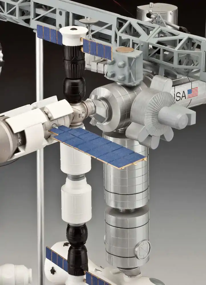 Dárková sada modelu Mezinárodní vesmírné stanice ISS 1/144 25. výročí Platinová edice 74 cm fotografii produktu