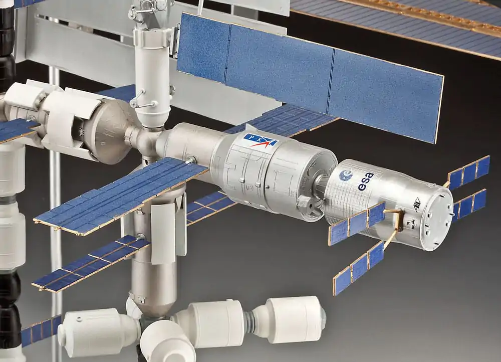 Dárková sada modelu Mezinárodní vesmírné stanice ISS 1/144 25. výročí Platinová edice 74 cm fotografii produktu