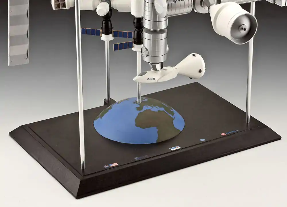 Dárková sada modelu Mezinárodní vesmírné stanice ISS 1/144 25. výročí Platinová edice 74 cm fotografii produktu
