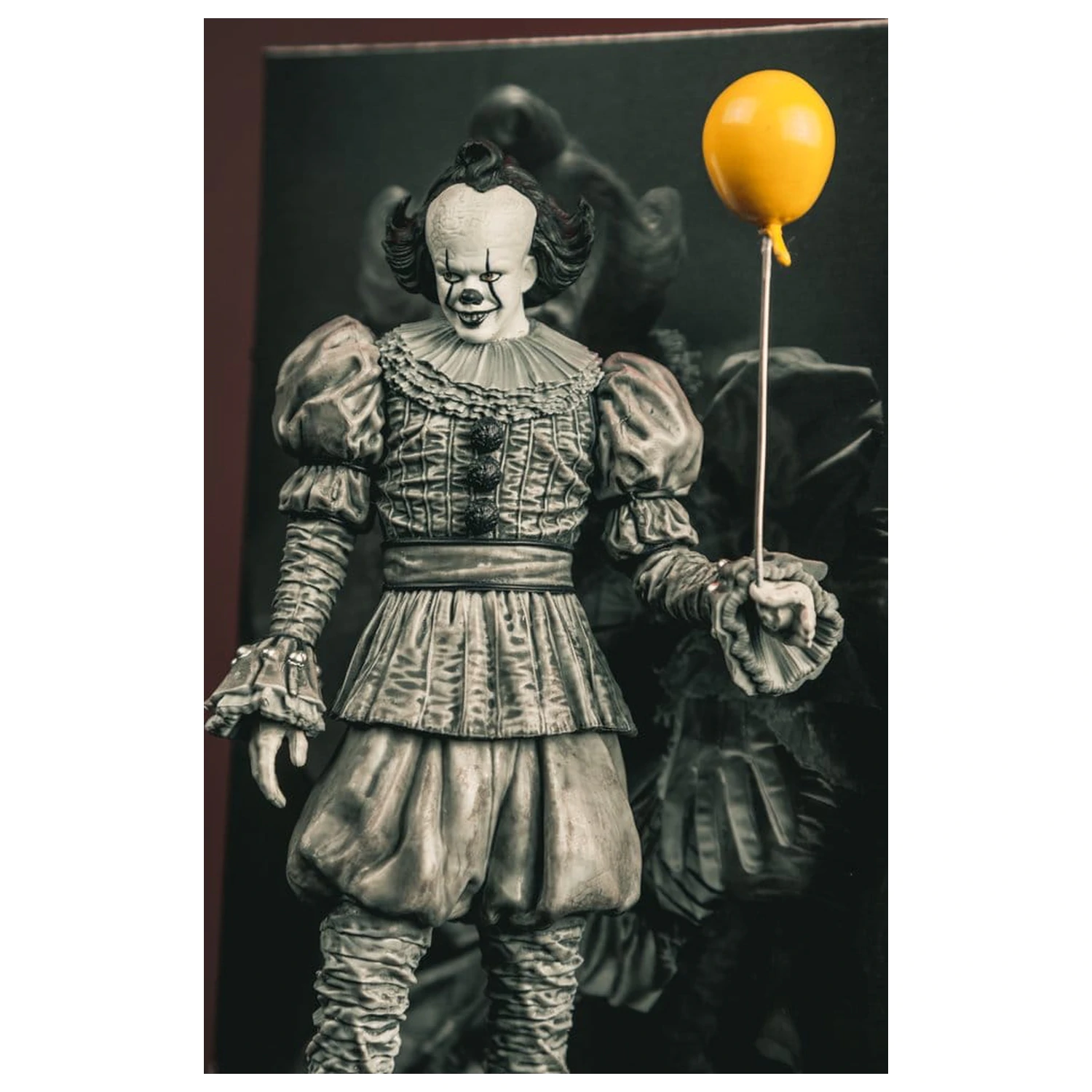 It Welcome to Derry Movie Maniacs figurka Pennywise (černobílá) 16 cm fotografii produktu