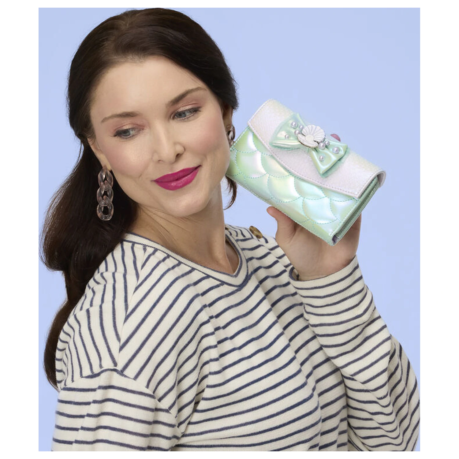 Loungefly Disney The Little Mermaid Iridescent Pearl klopová peněženka fotografii produktu