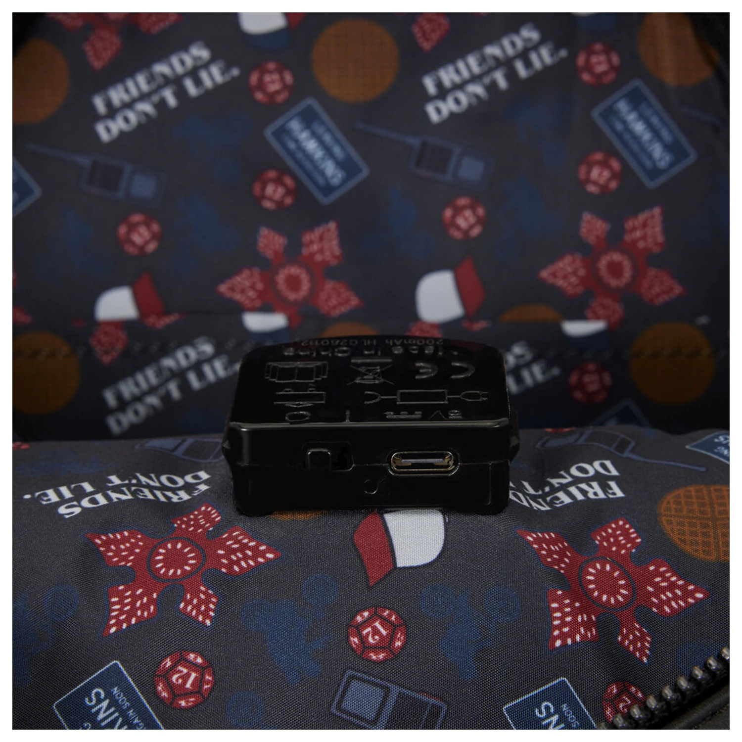 Loungefly Stranger Things 10th Anniversary batoh 26cm fotografii produktu