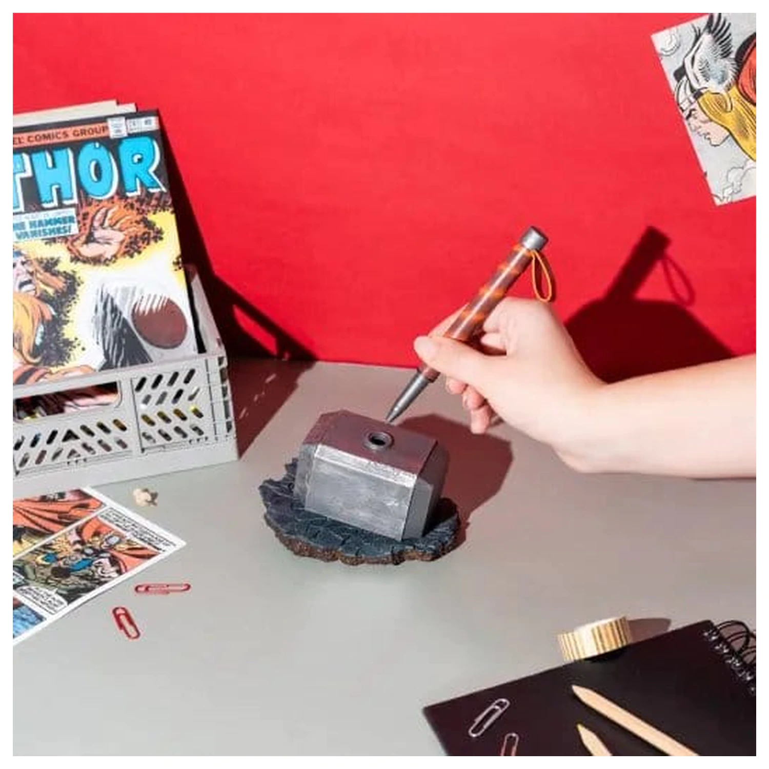 Marvel Thor Pero a stojan Kladivo fotografii produktu