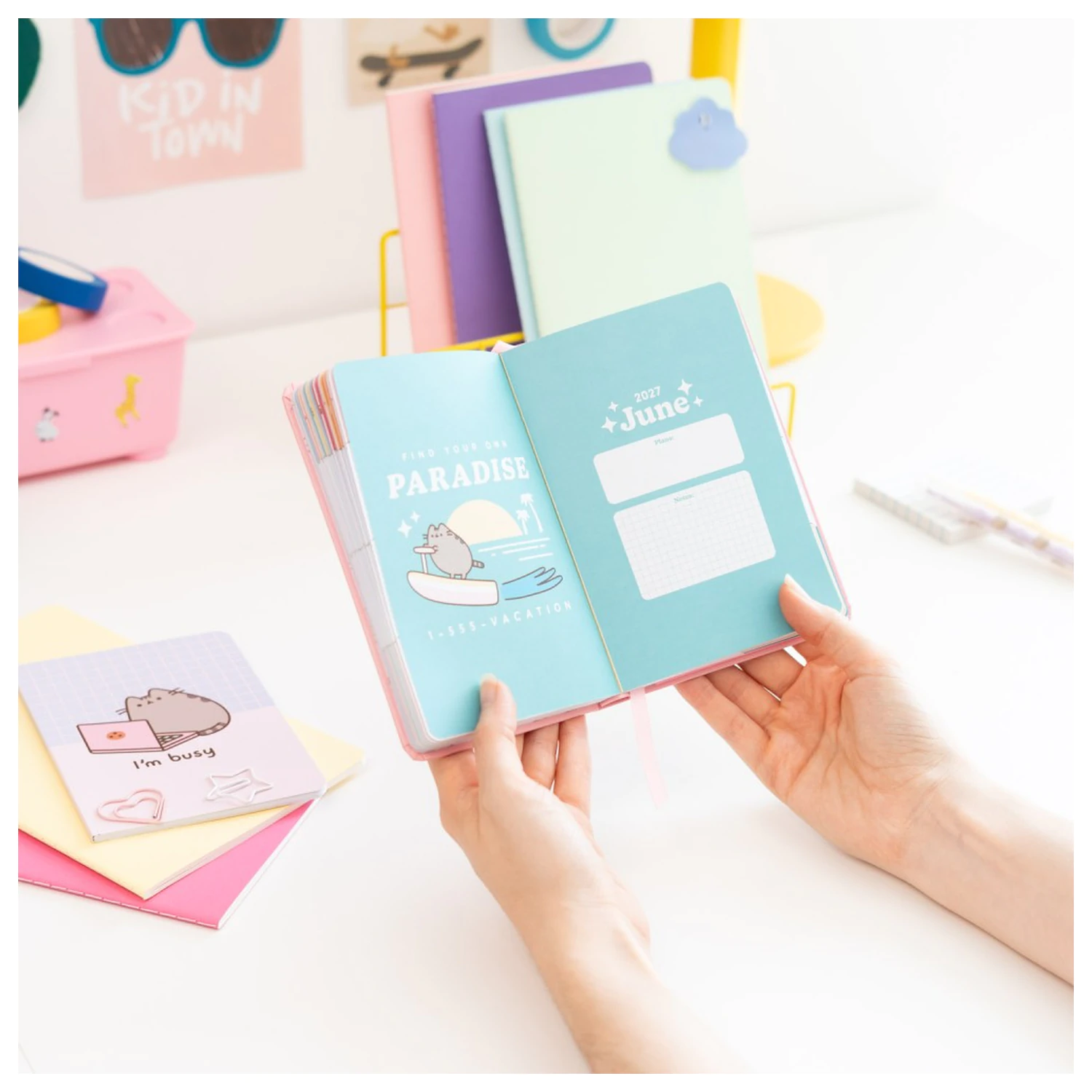 Pusheen Academic Planner Tropical Vacation 2026/27 A6 *Anglická verze* fotografii produktu