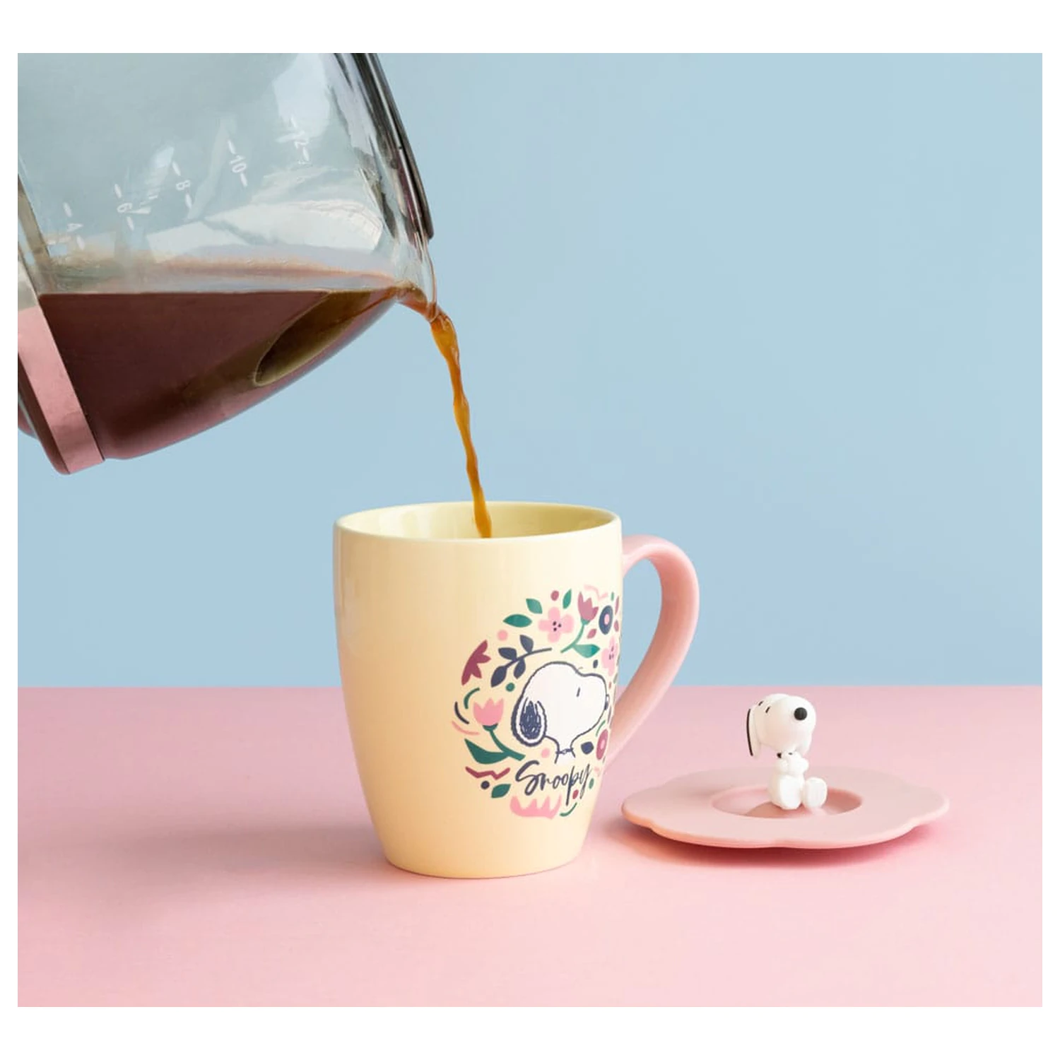 Snoopy prémiový hrnek s víčkem fotografii produktu