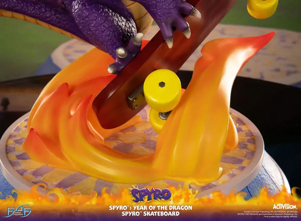 Spyro: Year of the Dragon Statue Spyro Skateboard 34 cmSpyro: Year of the Dragon Soška Spyro Skateboard 34 cm fotografii produktu