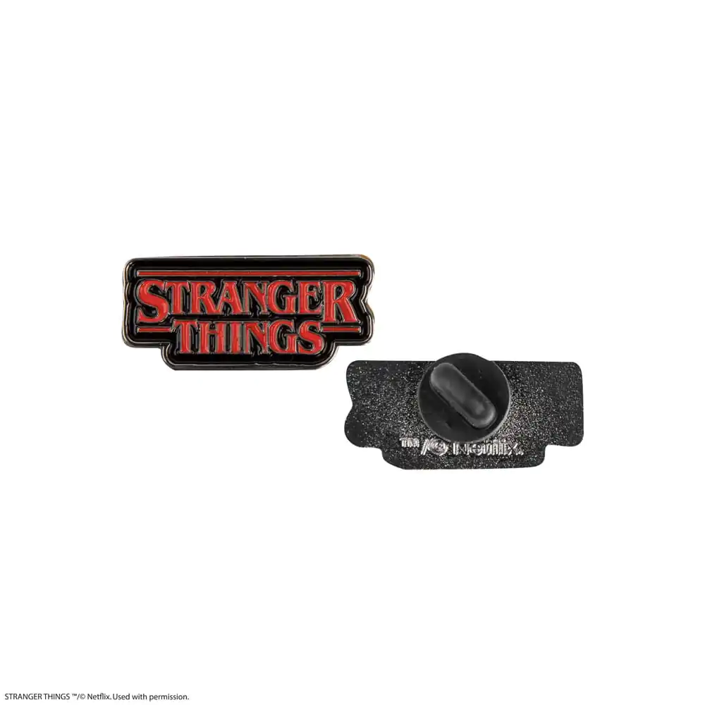 Stranger Things propiskové pálky s hroty a Stranger Things odznaku fotografii produktu