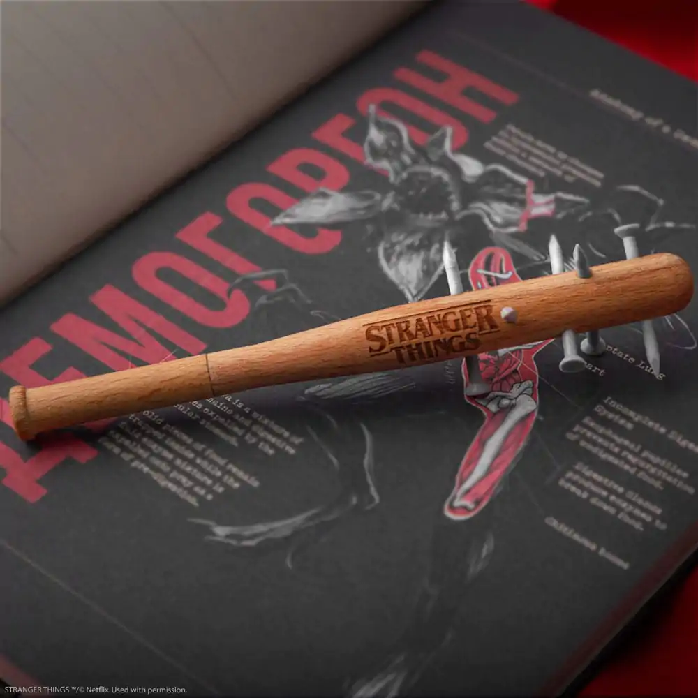 Stranger Things propiskové pálky s hroty a Stranger Things odznaku fotografii produktu