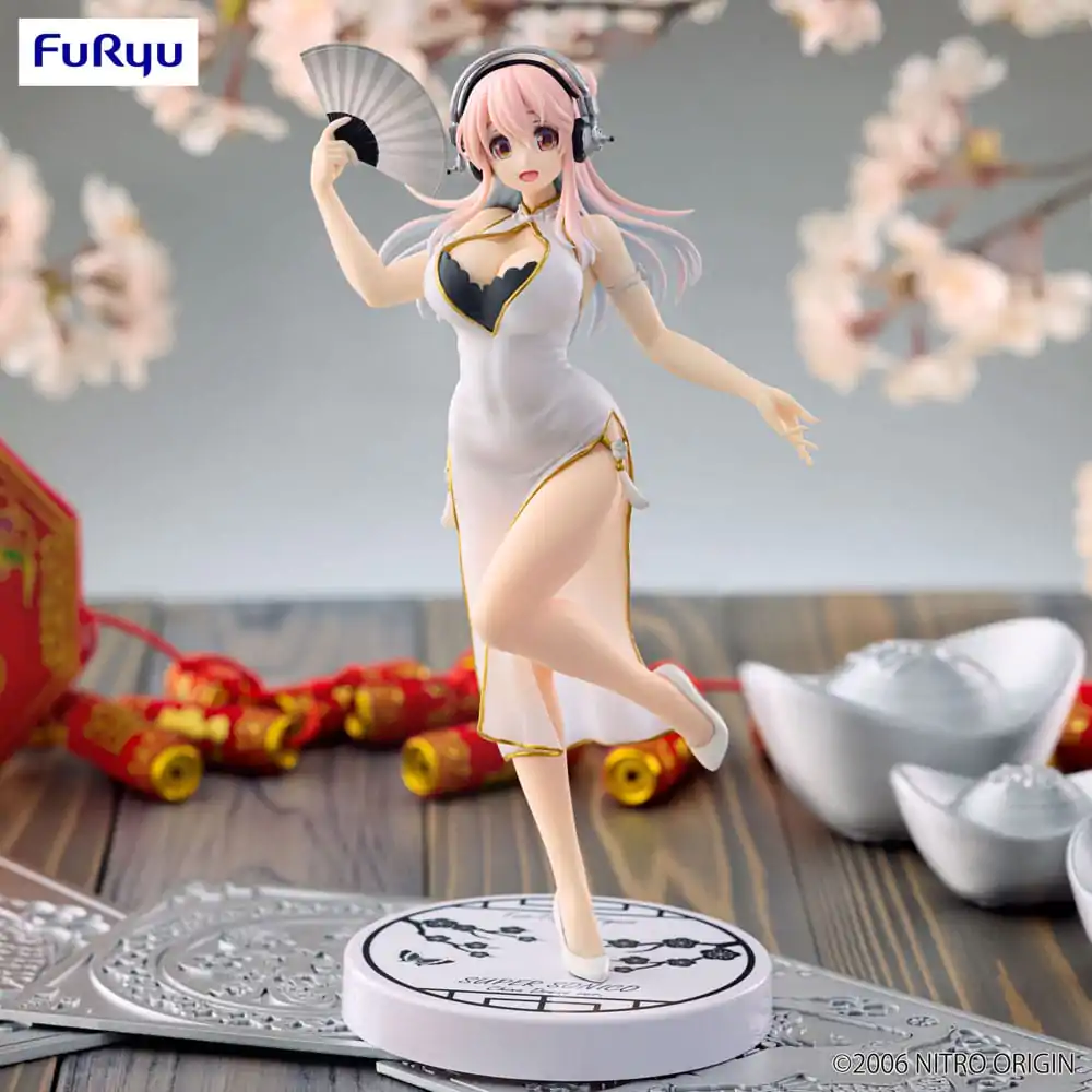 Super Sonico Trio-Try-iT PVC Socha White China Dress Ver. 21 cm fotografii produktu