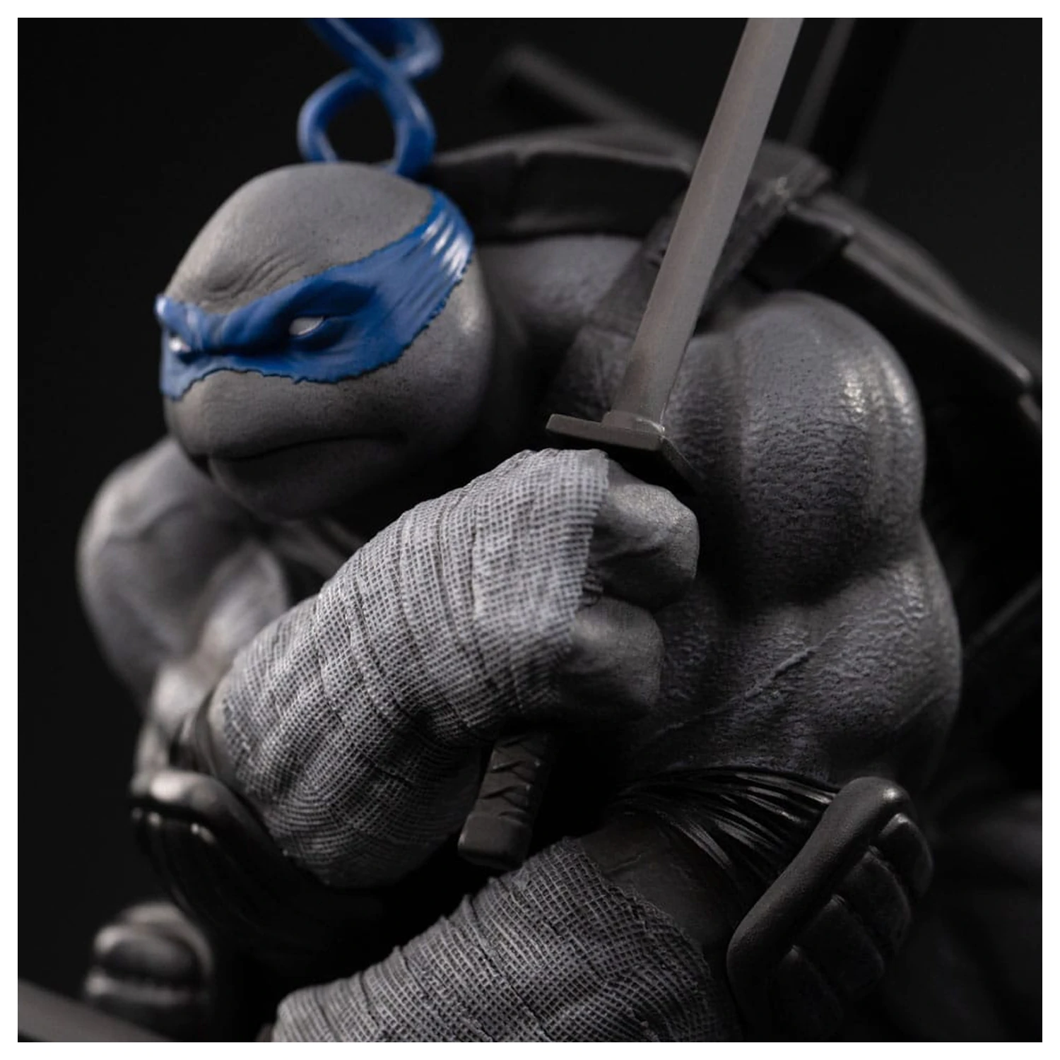 Teenage Mutant Ninja Turtles Socha Art Scale 1/10 Leonardo Black and White Variant 26 cm fotografii produktu