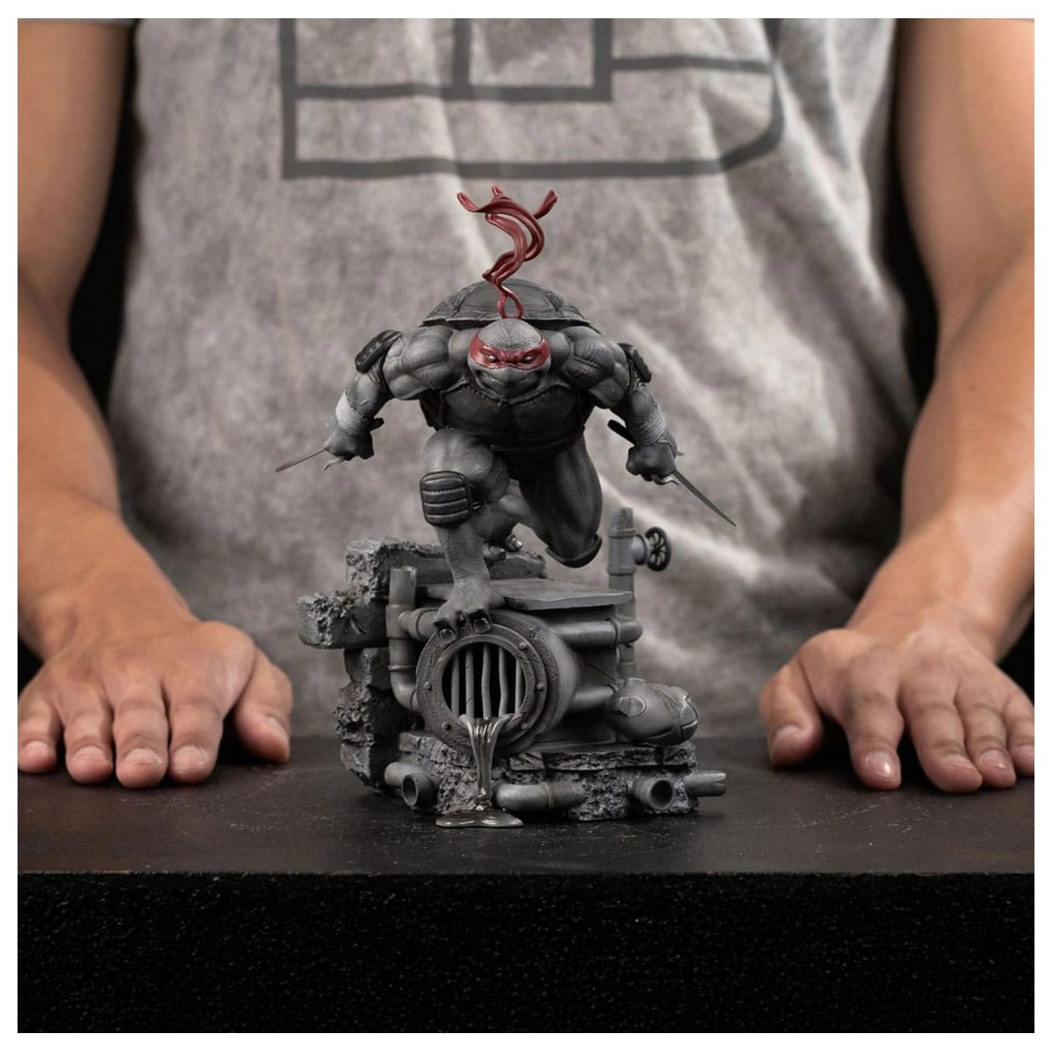 Teenage Mutant Ninja Turtles Art Scale socha 1/10 Raphael Black and White Variant 26 cm fotografii produktu