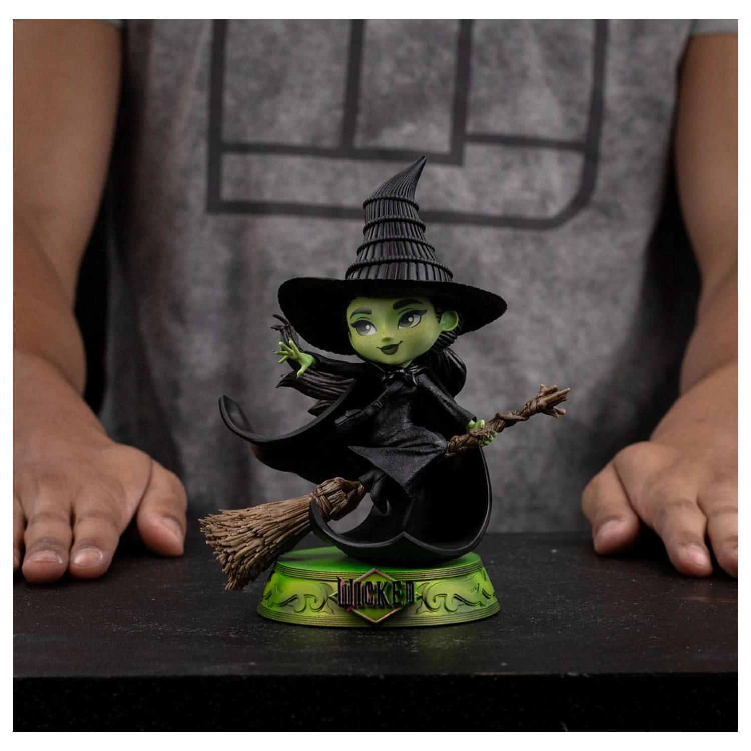 Wicked Mini Co. PVC figurka Elphaba 18 cm fotografii produktu
