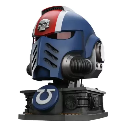 Warhammer 40,000: Space Marine 2 Replika helmy Ultramarines Lieutenant Titus s výstavním stojanem 44 cm fotografii produktu
